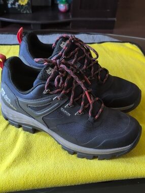 Jack Wolfskin Black Athletic Trail Shoes with Red Accents